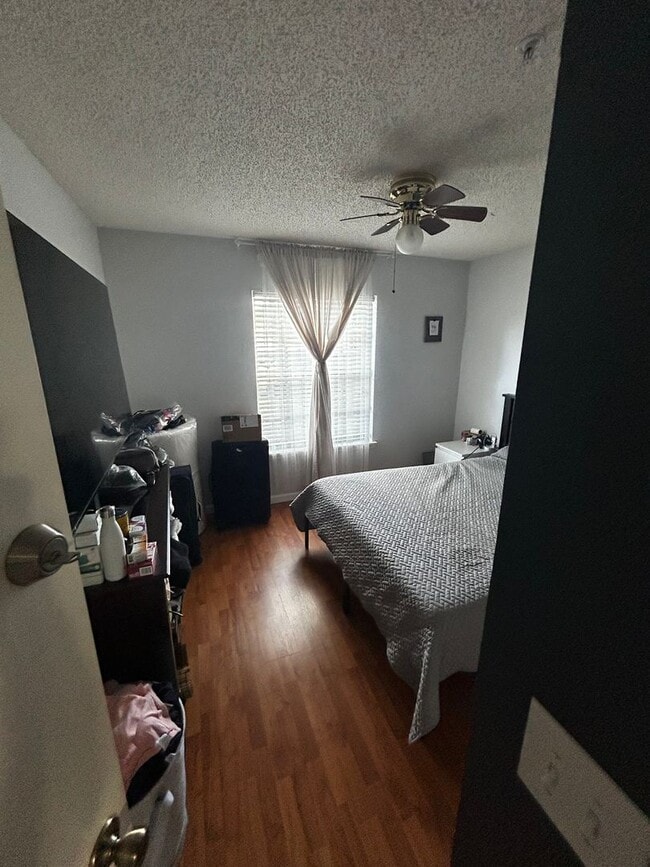 Building Photo - Beautiful 2/2 Condo Located in Hunters Res...