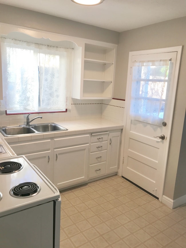 Building Photo - 1242 E Sherman Ave