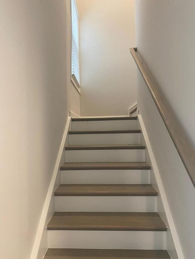 Building Photo - Beautiful Townhome with 3 bedrooms, three ...