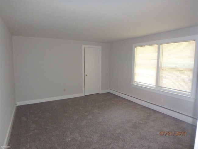Building Photo - 2 br, 1 bath - East 3rd Street Apartments