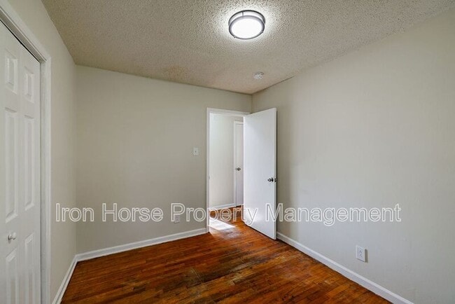 Building Photo - 414 W Richland Ave