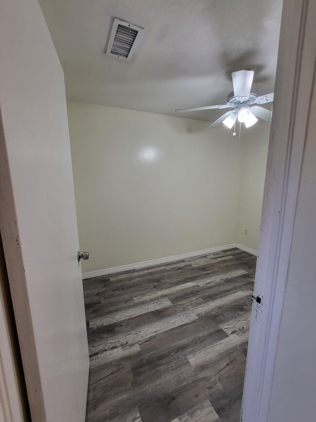 Building Photo - 207 W King St