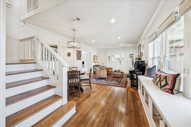 Building Photo - 825 Merrill St