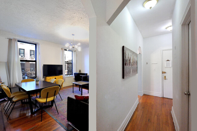 Building Photo - 414 W 46th St