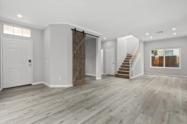 Living room - 720 Foxhall Ct