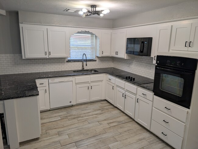 Building Photo - 2421 Marshall Dr