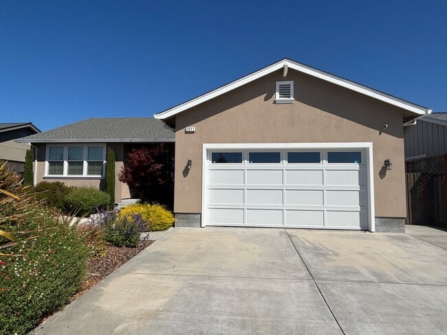 Building Photo - Single Level 3 Bedroom 2 Bathroom Coffey P...