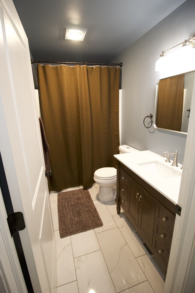 Building Photo - 2812 Stonebridge Dr