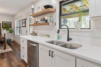 Building Photo - 713 Southoak Dr