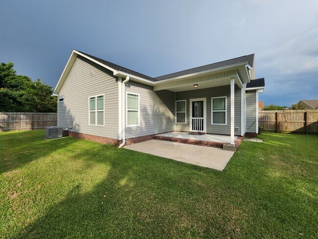 Building Photo - 3 Bedroom home with an upstair bonus room ...