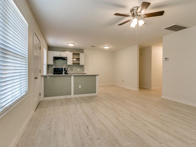 Building Photo - 4 bedroom 2 bath home in Tecumseh!