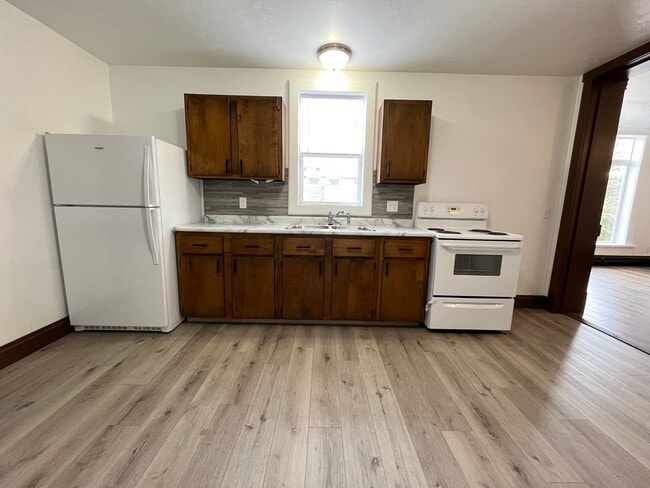 Building Photo - Newly Renovated Ground Floor 1 Bed Apartment!