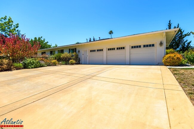 Building Photo - Stunning & Remodeled Home | Desirable Sara...