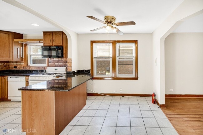 Building Photo - 3 Bed 2 Bath is West Elsdon neighborhood o...