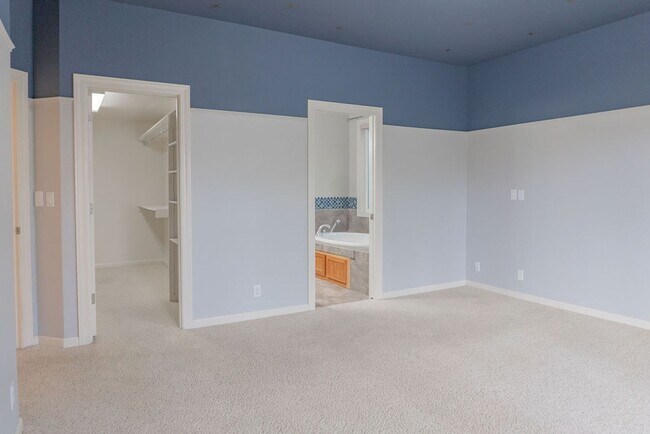 Building Photo - 3345 Bentley Ave