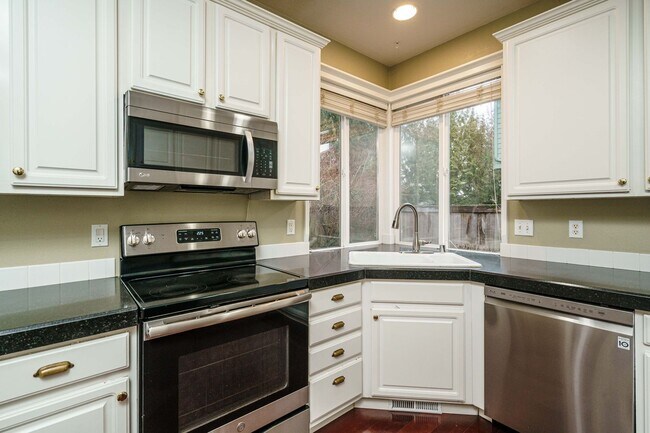 Building Photo - Desirable Fisher's Landing Elementary School District - 3 Bedroom 2.5 Bath