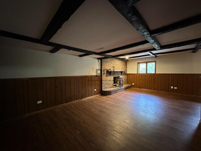 Building Photo - 334 Little John Dr