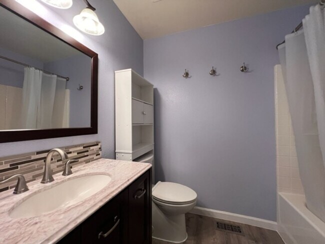 Building Photo - 1132 N Maple Creek Ave