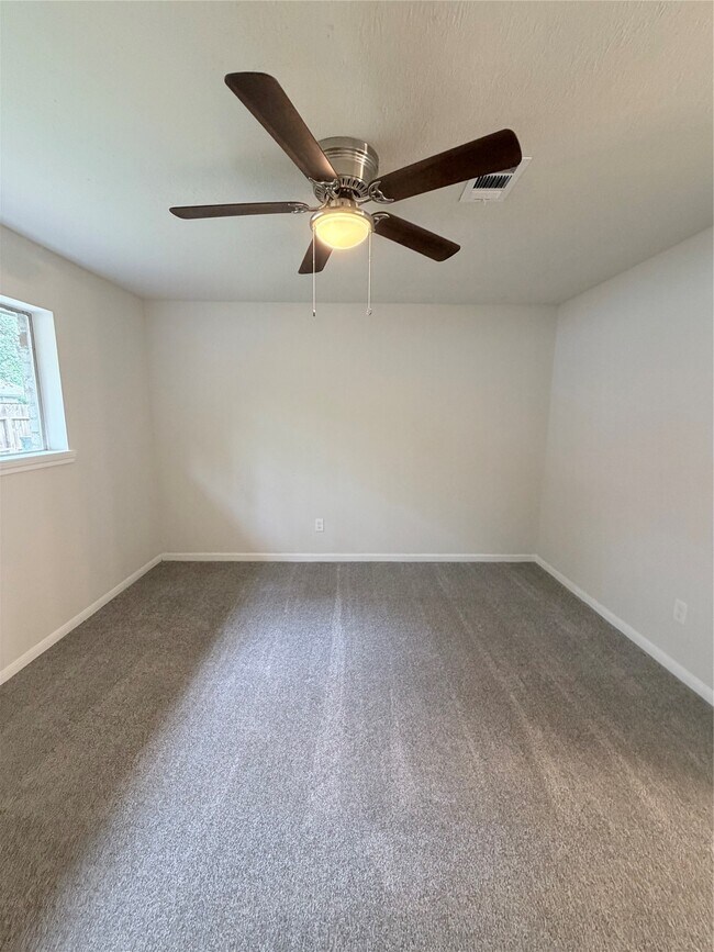 Building Photo - 2102 Lake Creek Dr