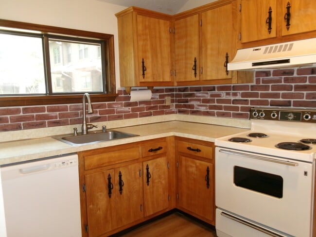 Building Photo - 23320 Red Oak Ct