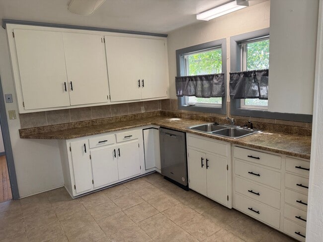 Building Photo - Prime Location 5 Bed, 2 Bath House