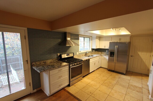 Building Photo - Charming 3-Bed Rockridge Estates Home | Arizona Room & Heated Garage