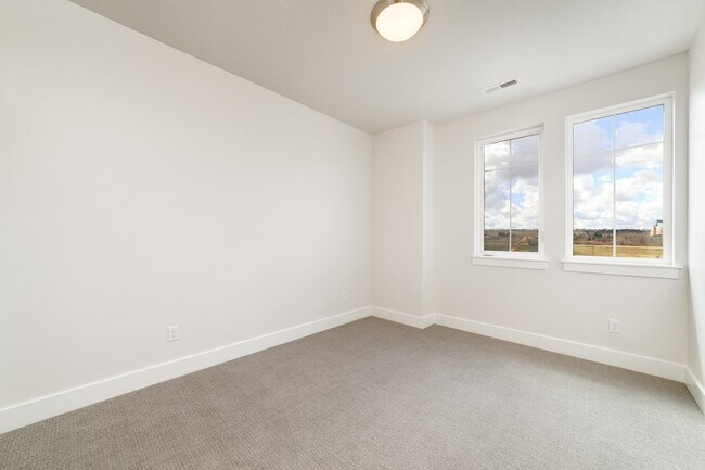 Building Photo - 3 Bedroom 2.5 Bathroom Townhouse in Harris Ranch.