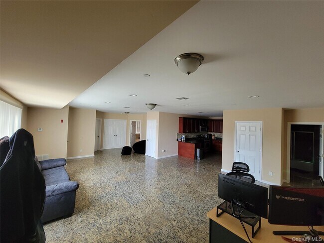 Building Photo - 329 Broadway