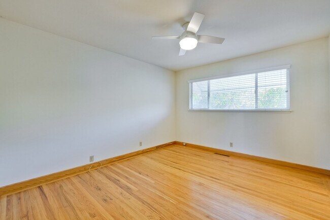 Building Photo - Hardwood Floors- Top Moreland SCH- SM Dogs Welcome- Close to Apple