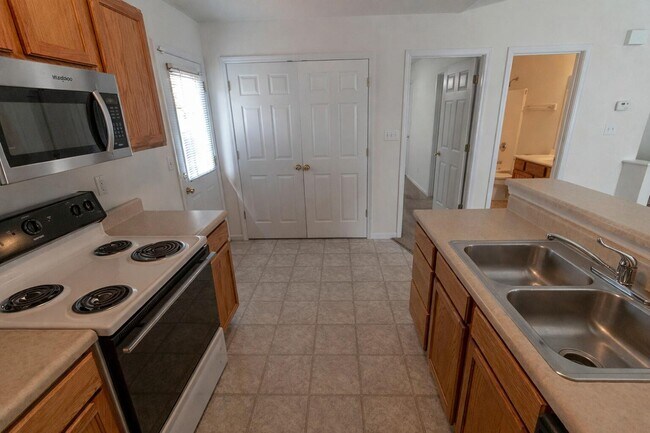 Building Photo - 3322 E St Charles Rd