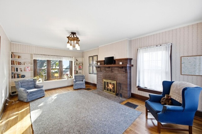 Building Photo - 6+BR House on E. Lane – Central Campus – Newly Renovated + Free Parking – Flexible Move-In