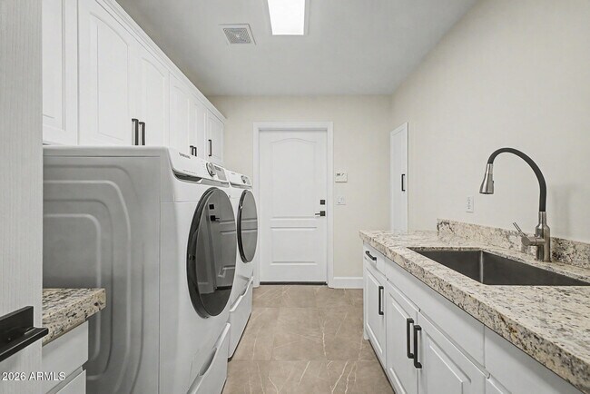 Building Photo - 3740 E Tonto Ct
