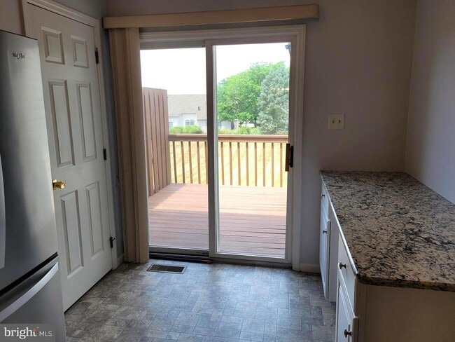 Building Photo - 127 Hickory Ln
