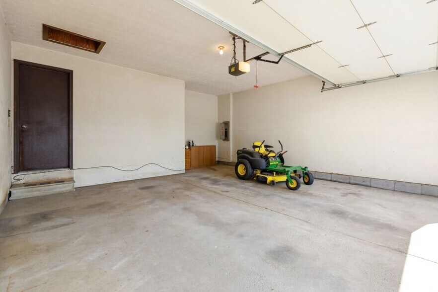 Building Photo - 270 W Orange Rd
