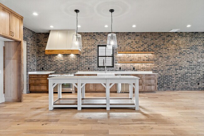 Building Photo - 116 S Carbon Rivet Ave