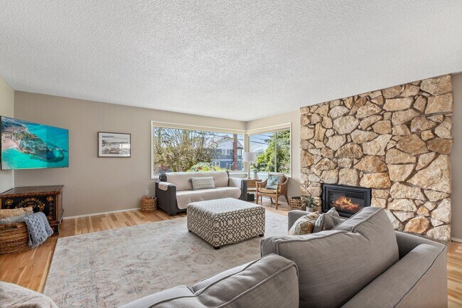 Building Photo - 4bd/2.75ba Seattle House