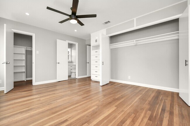 Building Photo - 8034 Ridgeview Dr