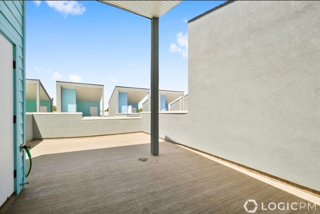 Building Photo - Stunning Mid-Row Townhome Near Downtown SLC!