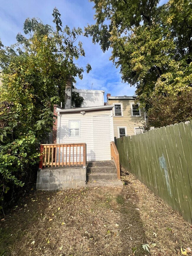 Building Photo - 22 1/2 Seward Ave