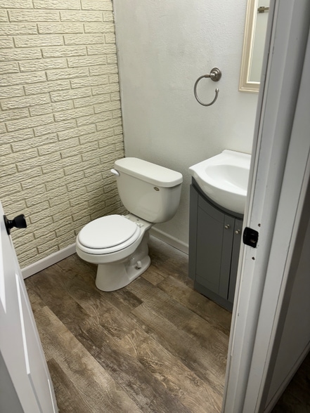 Building Photo - 1802 Martin St