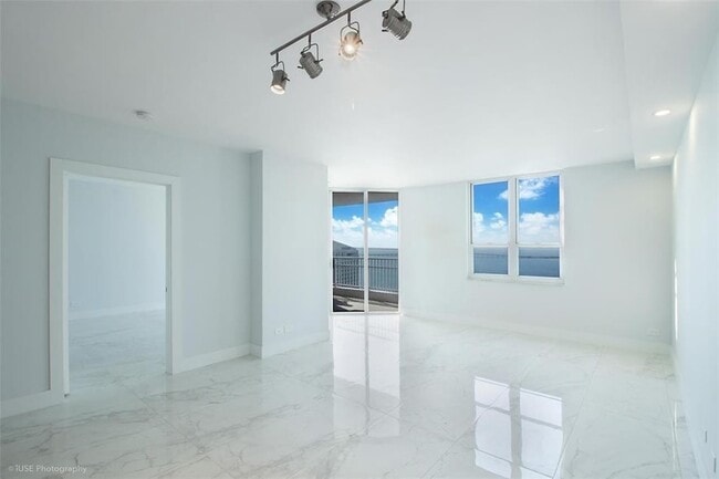 Building Photo - 701 Brickell Key Blvd