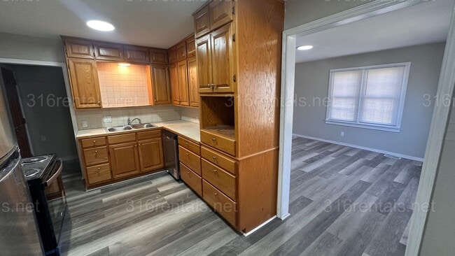 Building Photo - $950 2 bedroom / 1 bathroom - Single Family Home