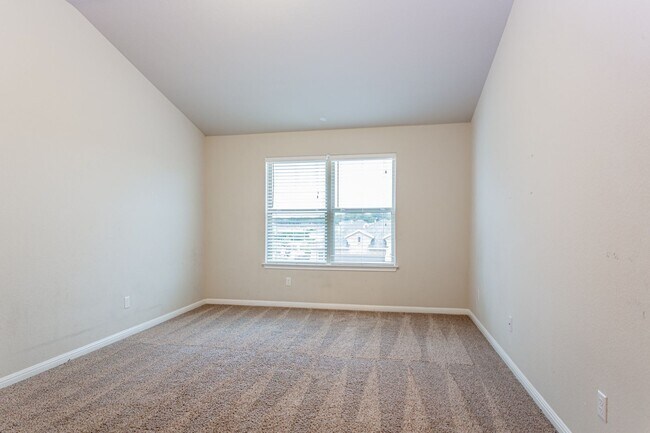 Building Photo - Bright & Spacious 5-Bedroom, 3-Bath Home i...