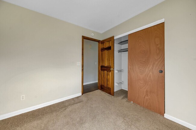 Building Photo - Anderson - Updated and spacious 3 bed 2.5 ...