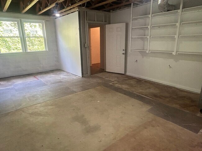Building Photo - 3B/1BA Move-In Ready Home!