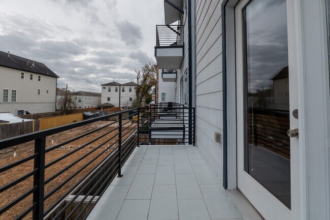 Building Photo - 1318 Reinerman St