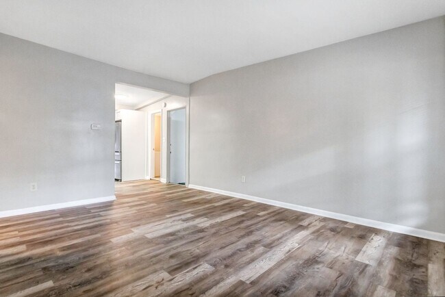 Building Photo - Large 3bdrm/2bath Home with garage & carpo...
