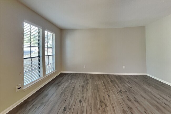 Building Photo - 2615 Silver Falls Dr