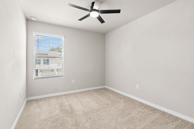 Building Photo - Town Home For Rent in Brandon with TONS OF UPGRADES!