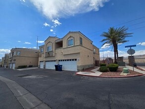 Building Photo - A Fabulous 3 Bedroom Townhouse close to NA...